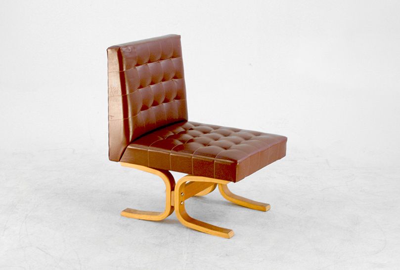 Foto Chocolate Leather Lounge Chair with Wooden Base