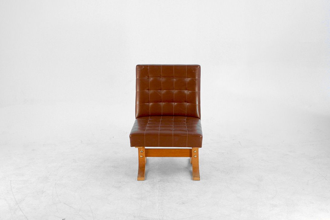 Foto Chocolate Leather Lounge Chair with Wooden Base