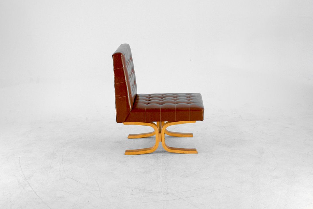 Foto Chocolate Leather Lounge Chair with Wooden Base