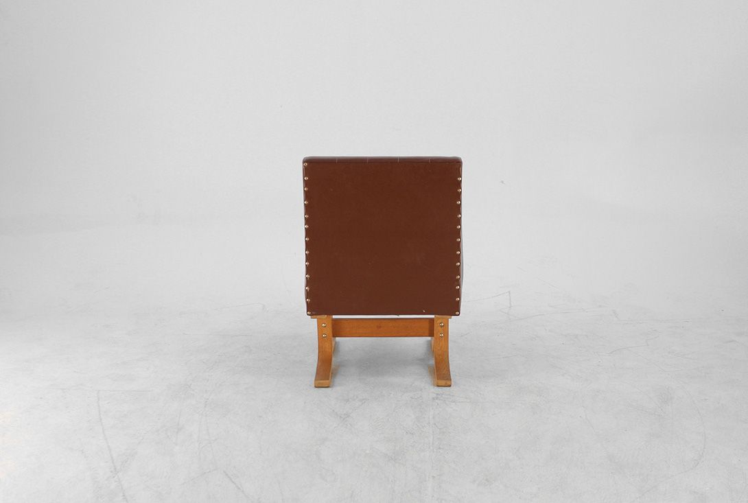 Foto Chocolate Leather Lounge Chair with Wooden Base