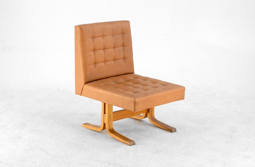 Foto Caramel Leather Lounge Chair with Wooden Base