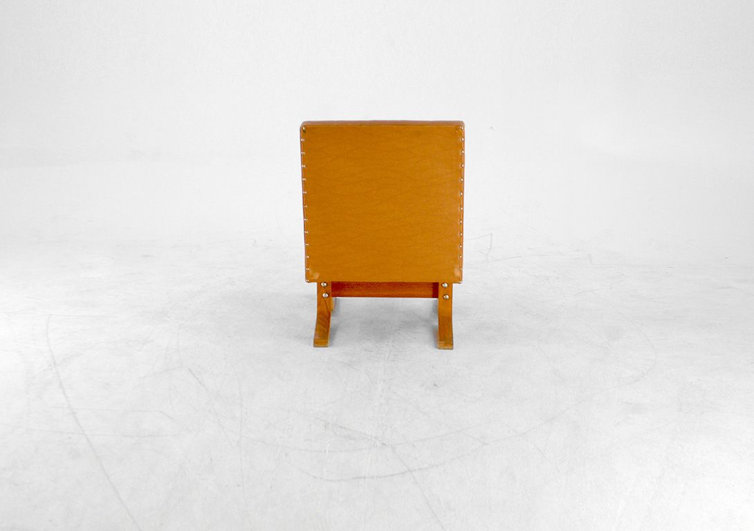 Foto Caramel Leather Lounge Chair with Wooden Base