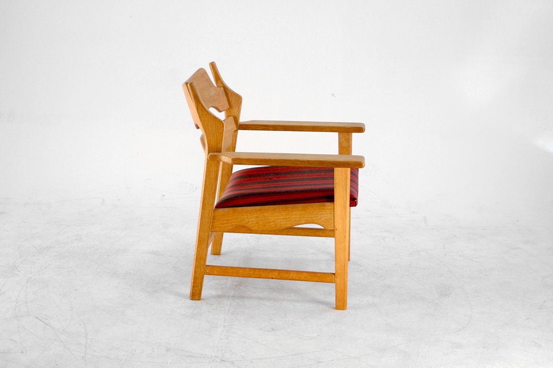 Foto Clear Pine Wood Armchair with Textile Seater