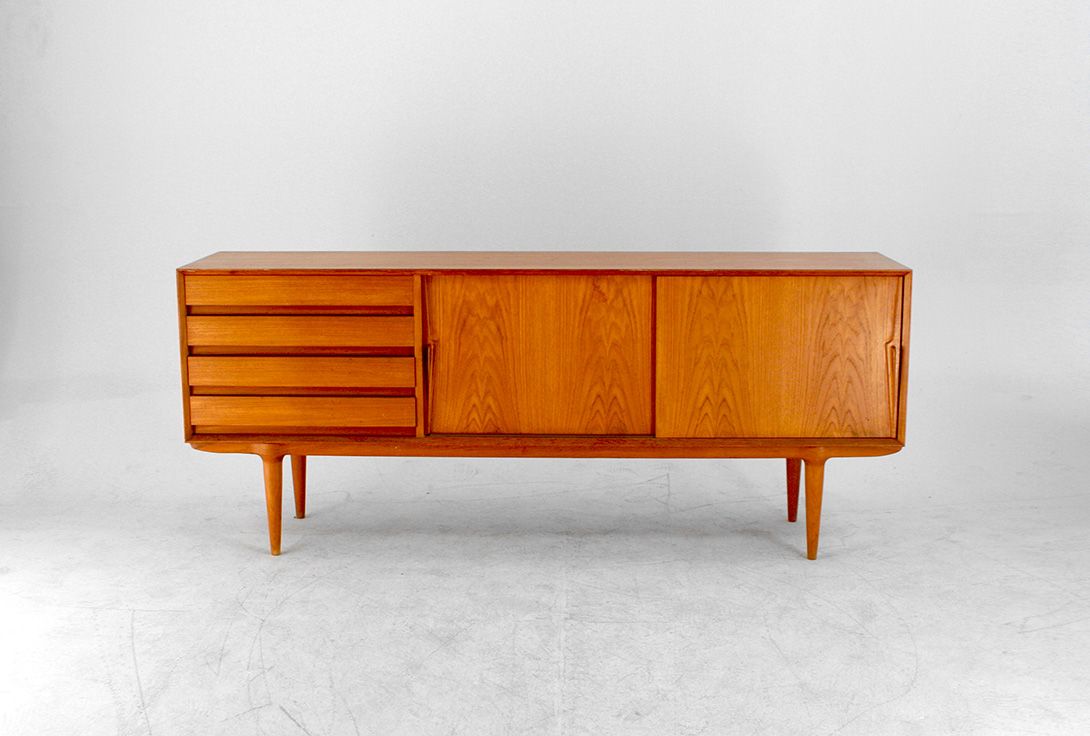 Foto Teak Sideboard with Sliding Doors and Drawers Denmark 1970 w200