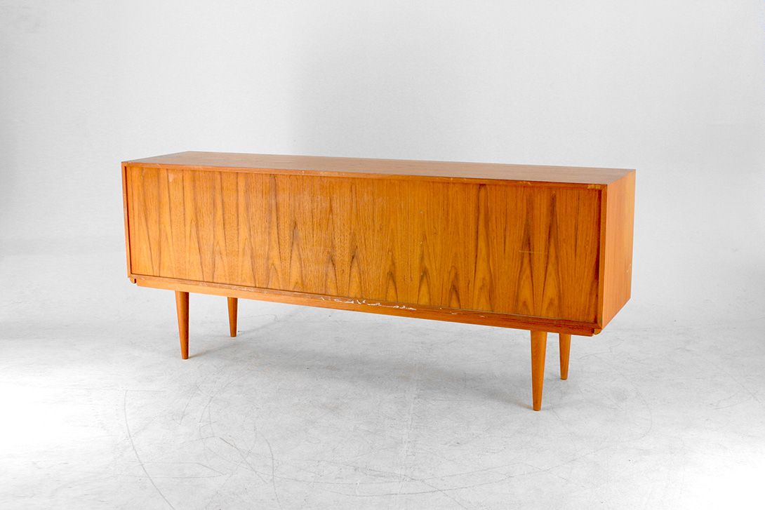 Foto Teak Sideboard with Sliding Doors and Drawers Denmark 1970 w200