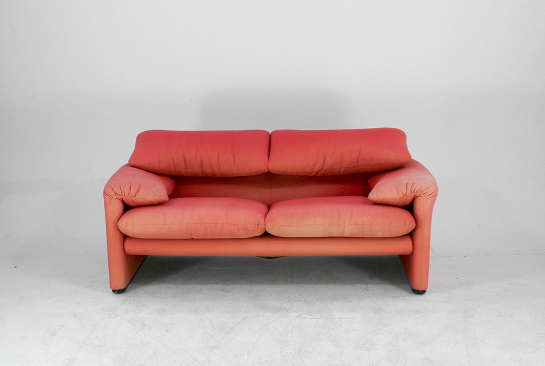 Foto Blurred Red Maralunga Folding Backrest Sofa Vico Magistretti