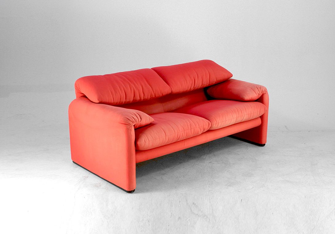 Foto Blurred Red Maralunga Folding Backrest Sofa Vico Magistretti