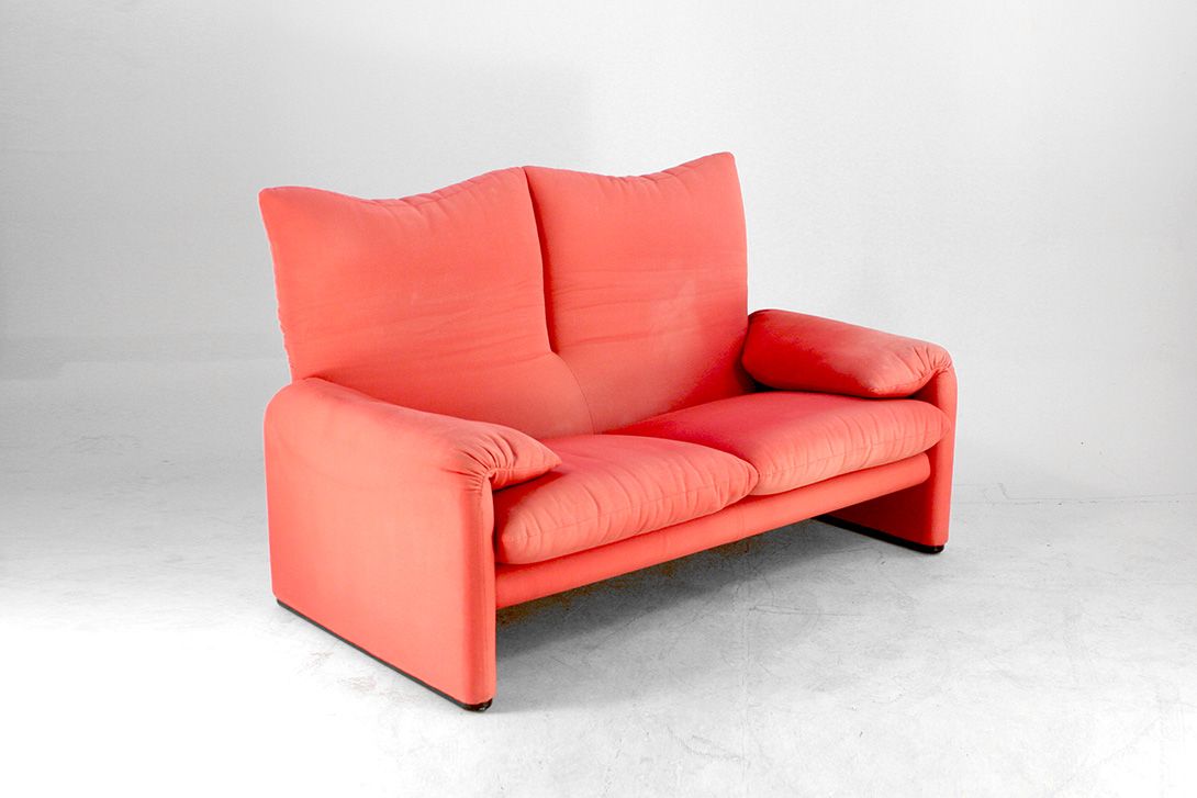 Foto Blurred Red Maralunga Folding Backrest Sofa Vico Magistretti