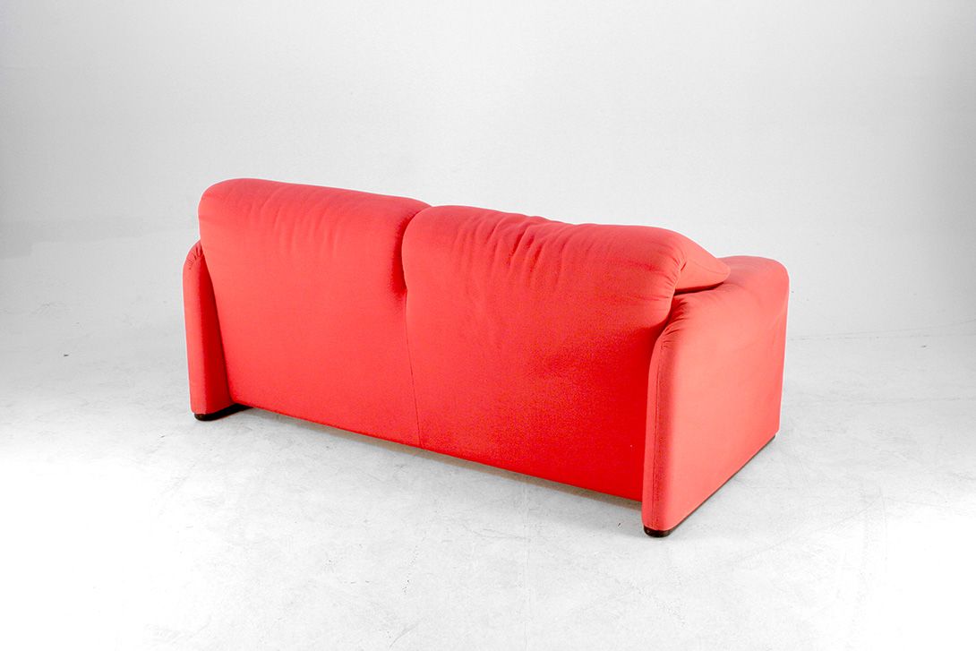 Foto Blurred Red Maralunga Folding Backrest Sofa Vico Magistretti