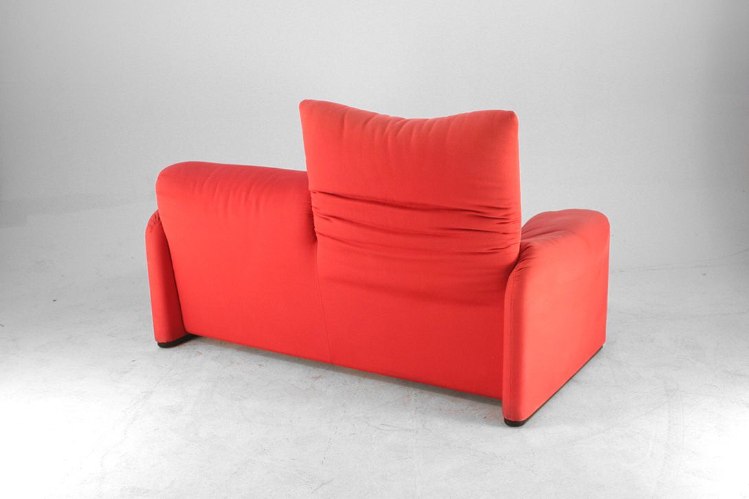 Foto Blurred Red Maralunga Folding Backrest Sofa Vico Magistretti
