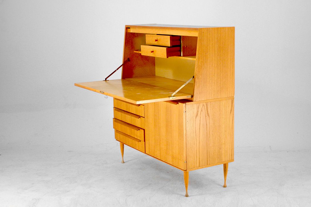 Foto Wooden Library Cabinet with Many Drawers