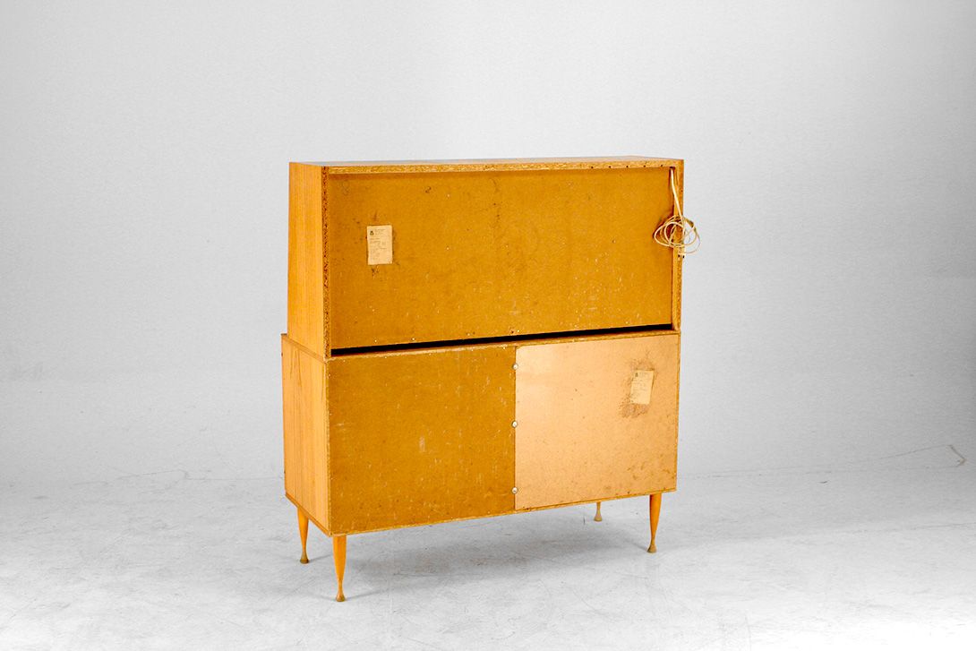 Foto Wooden Library Cabinet with Many Drawers