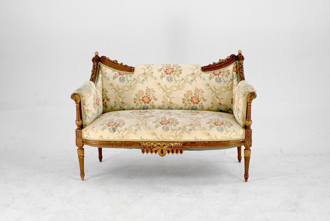 Foto Beautifully Detailed Small Victorian Settee