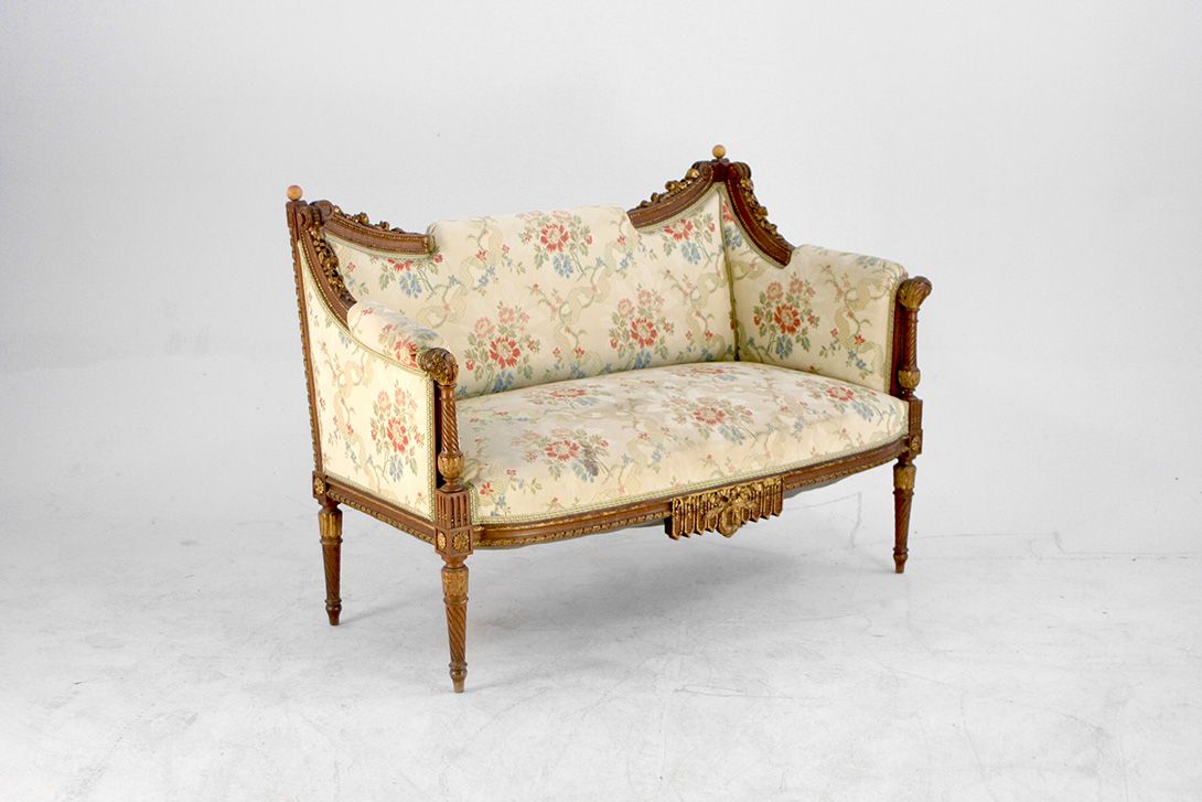 Foto Beautifully Detailed Small Victorian Settee