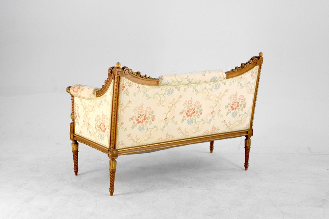 Foto Beautifully Detailed Small Victorian Settee