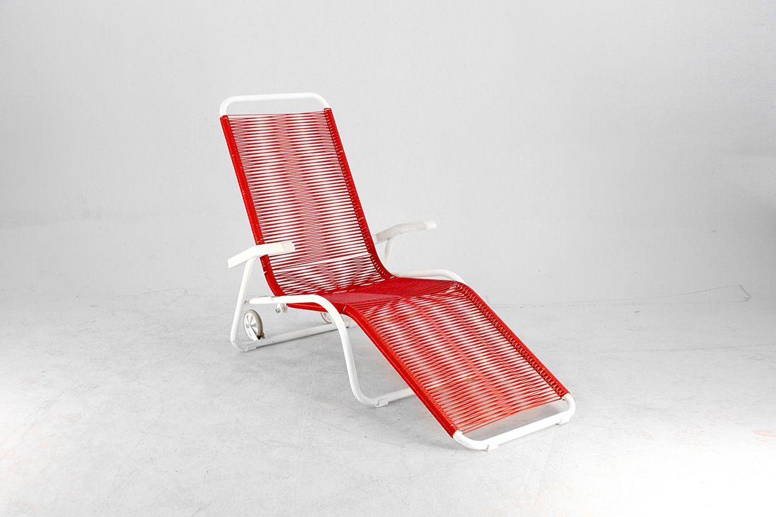 Foto Red Striped Deckchair on Wheels