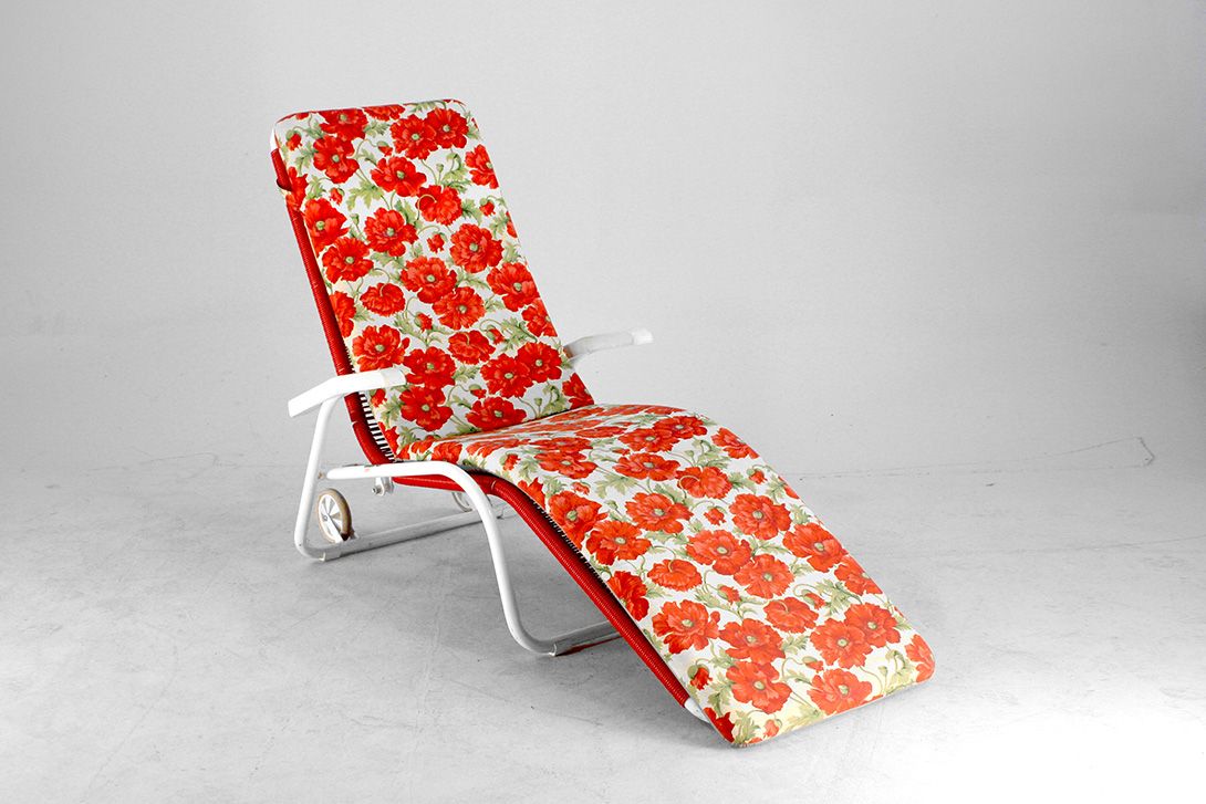 Foto Red Striped Deckchair on Wheels