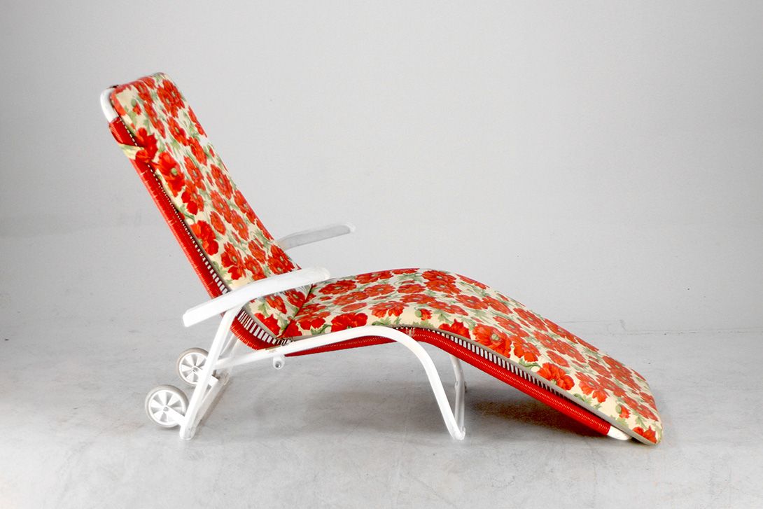 Foto Red Striped Deckchair on Wheels