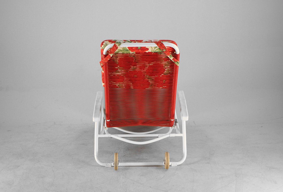 Foto Red Striped Deckchair on Wheels