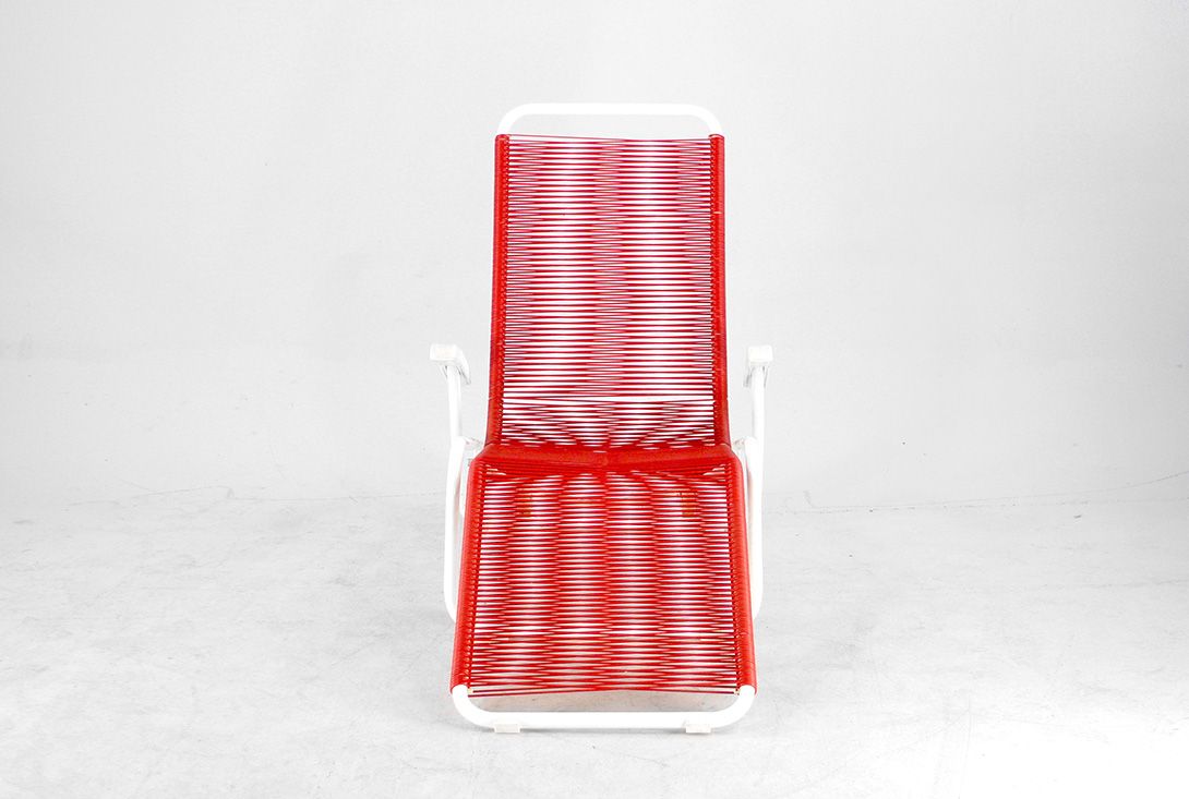 Foto Red Striped Deckchair on Wheels