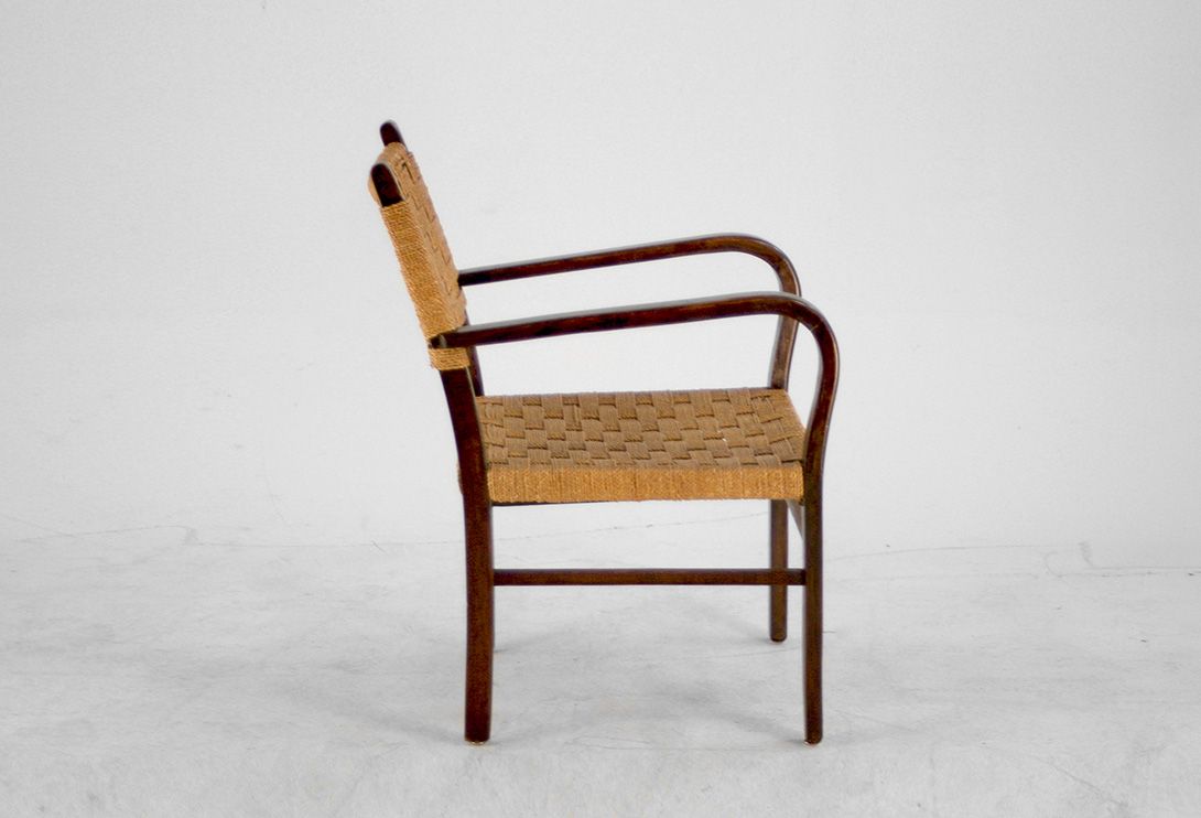 Foto Antique Knitted Wooden Armchair