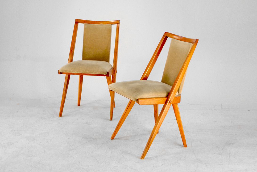 Foto Wooden Framed Chair with Velvet Seat and Backrest
