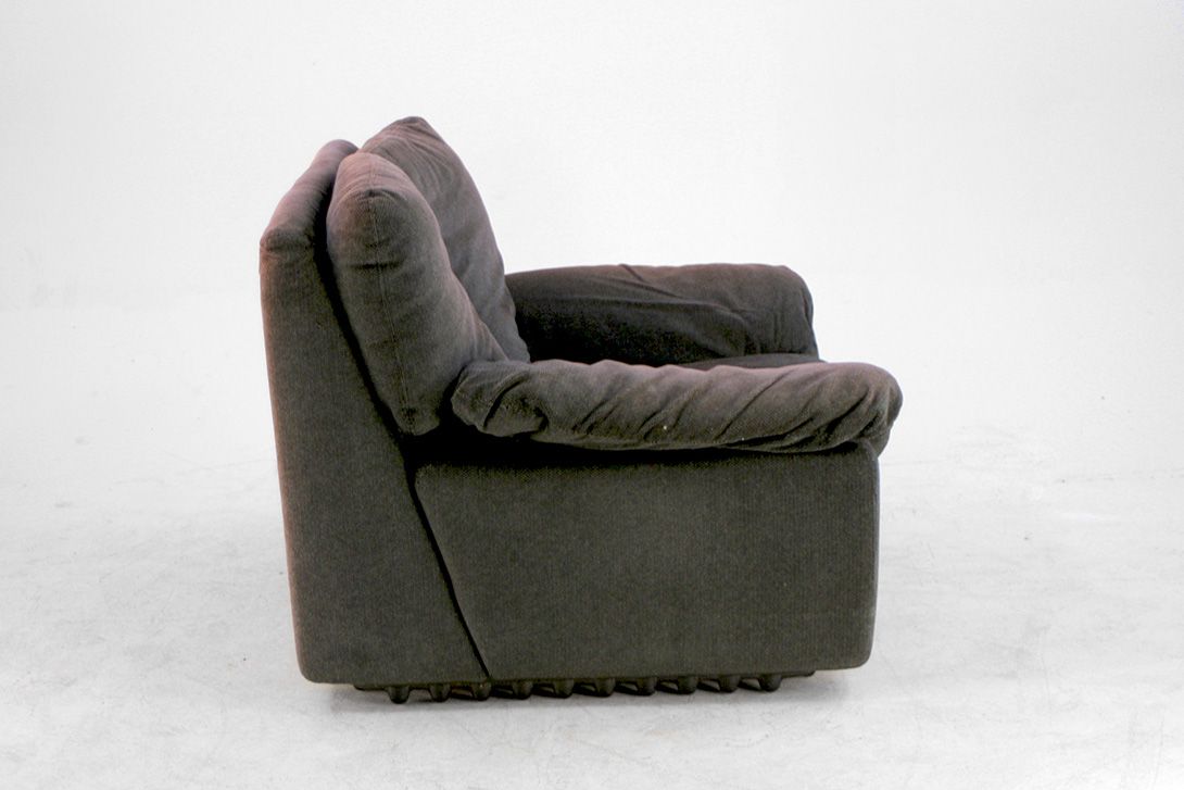 Foto Faded Black Comfortable Armchair Italy 1978 h80x110x90