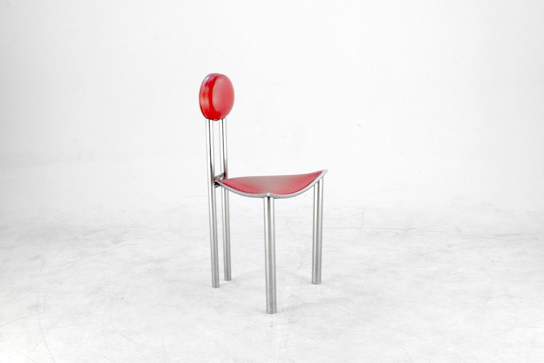 Foto Red Leather Circle Shaped Backrest Memphis Style Chair