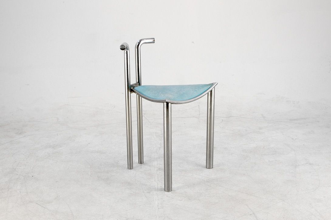 Foto Sky Blue Triangle Shaped Seater Memphis Style Chair