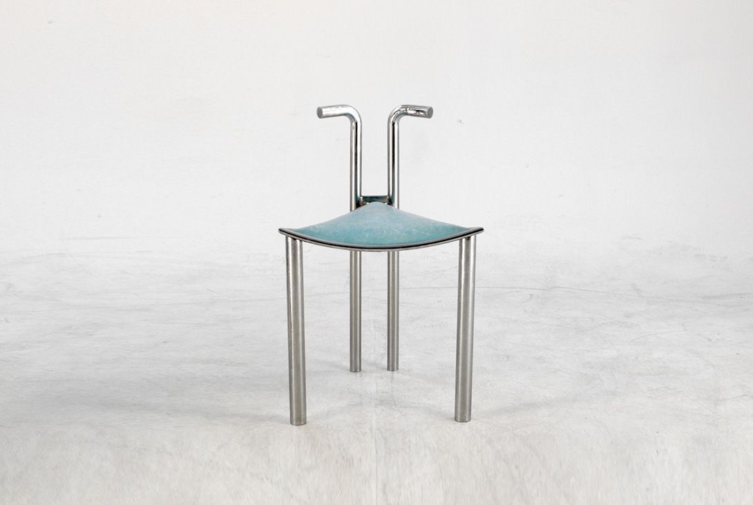 Foto Sky Blue Triangle Shaped Seater Memphis Style Chair
