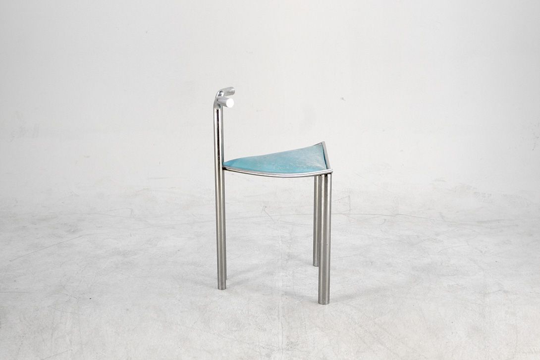 Foto Sky Blue Triangle Shaped Seater Memphis Style Chair