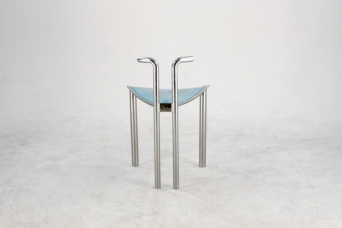 Foto Sky Blue Triangle Shaped Seater Memphis Style Chair