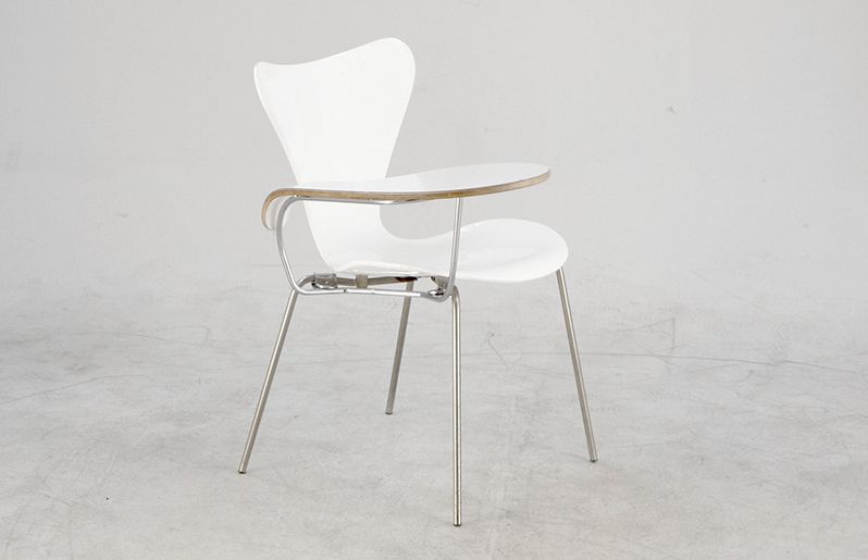 Foto White Arne Jacobsen Chair with Integrated Side Table