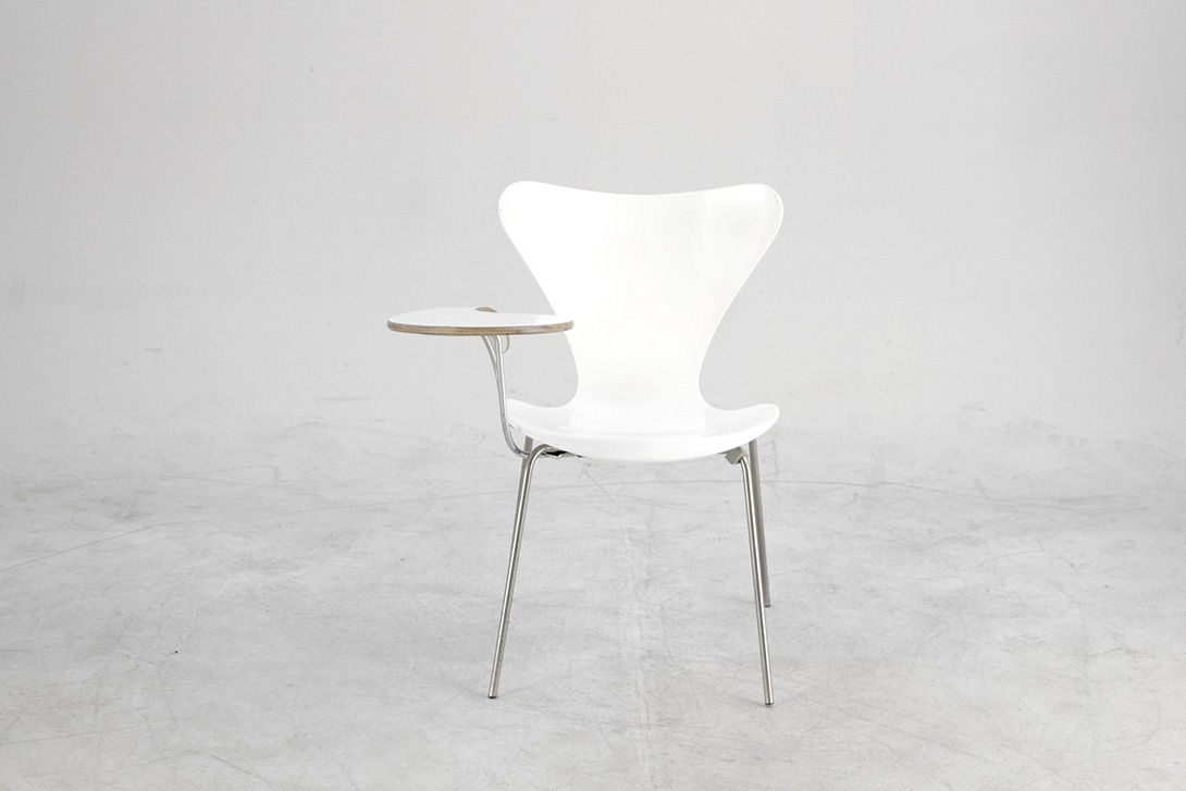 Foto White Arne Jacobsen Chair with Integrated Side Table