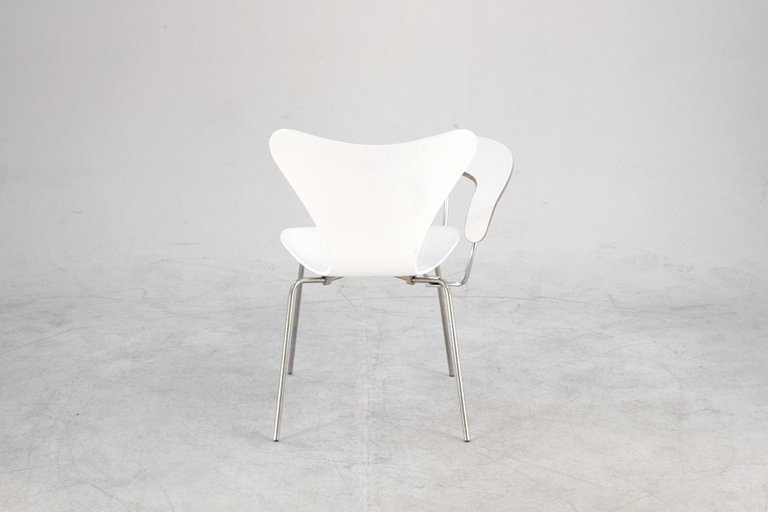 Foto White Arne Jacobsen Chair with Integrated Side Table