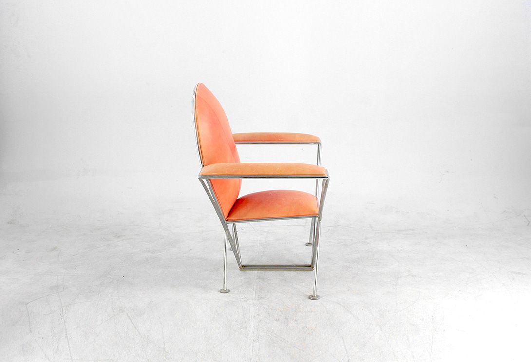 Foto Dusty Apricot Shell Shaped Backrest Memphis Style Armchair