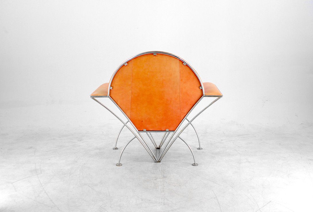 Foto Dusty Apricot Shell Shaped Backrest Memphis Style Armchair