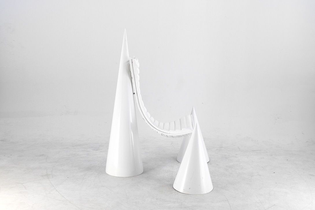 Foto White Memphis Chair on Cone Base h145x118x130 Germany 1982