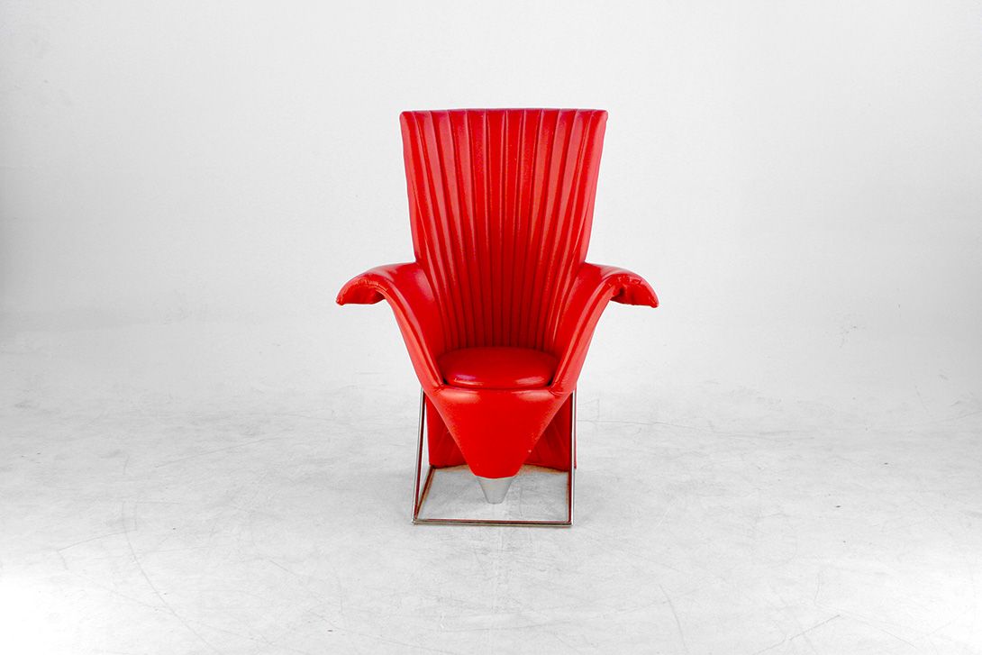 Foto Deep Red Leather Memphis Style Armchair