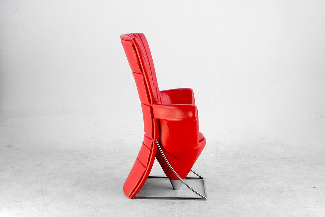 Foto Deep Red Leather Memphis Style Armchair
