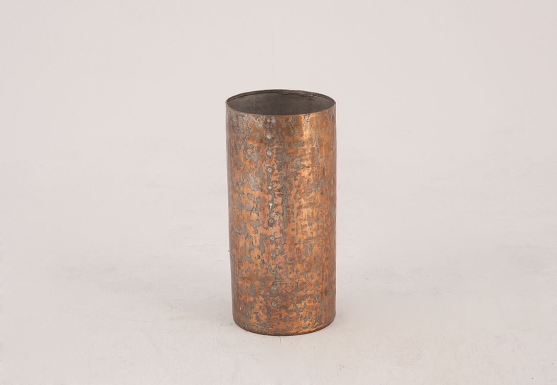 Foto Patinated Hammered Copper Umbrella Stand