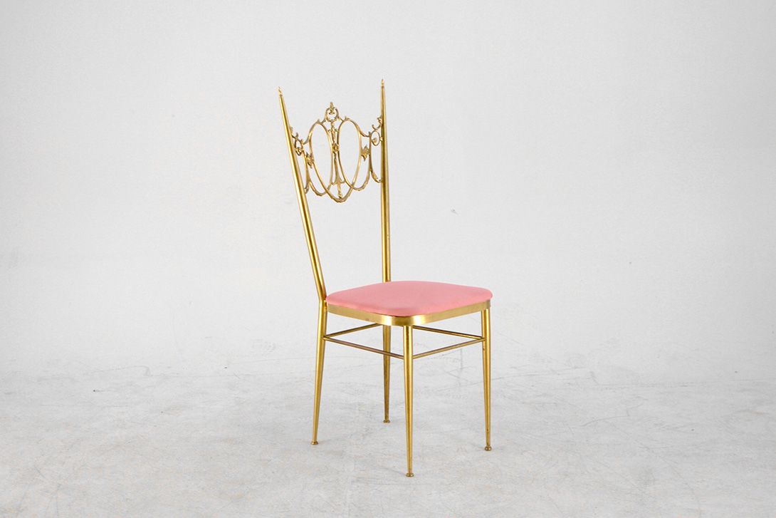 Foto French Brass Chair with Elegant Backrest and Rose Seater