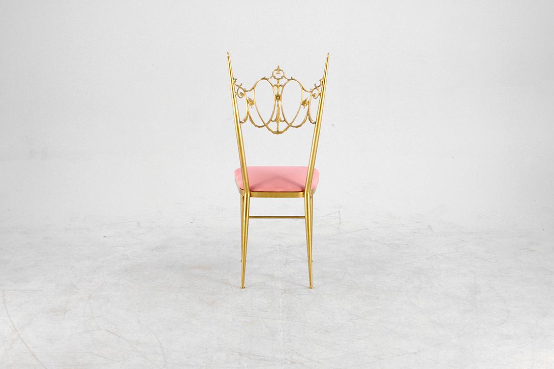 Foto French Brass Chair with Elegant Backrest and Rose Seater