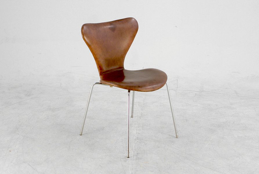 Foto Brown Leather Jacobsen Stacking Chair 3107