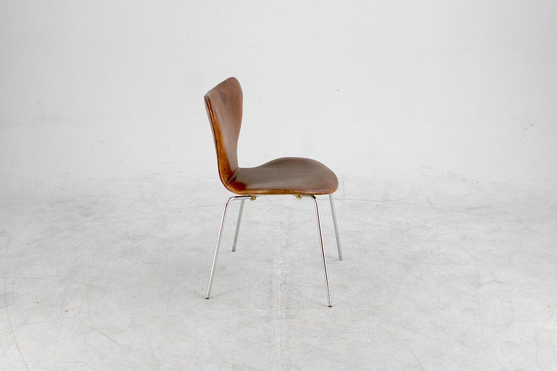 Foto Brown Leather Jacobsen Stacking Chair 3107
