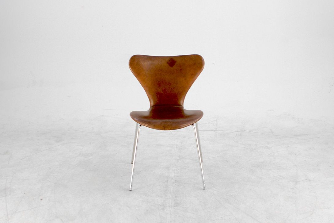 Foto Brown Leather Jacobsen Stacking Chair 3107