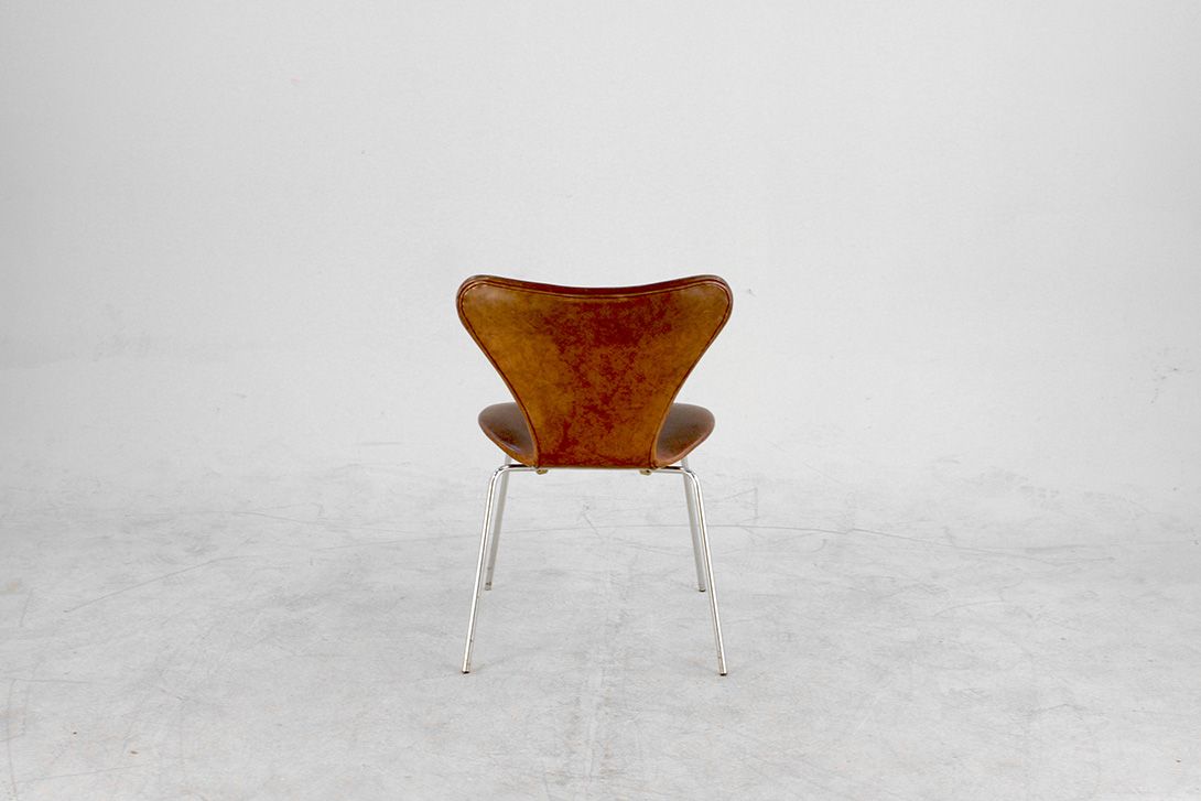 Foto Brown Leather Jacobsen Stacking Chair 3107