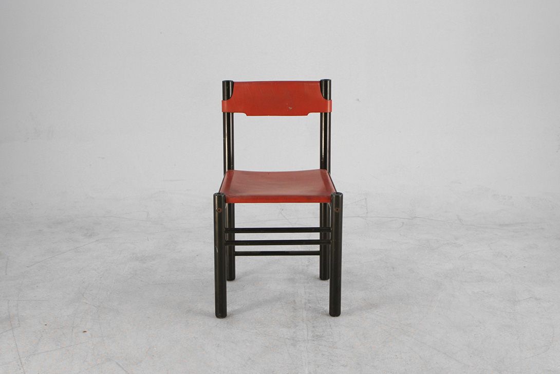 Foto Black Wood Based Antique Chair with Red Leather Seater and Backrest