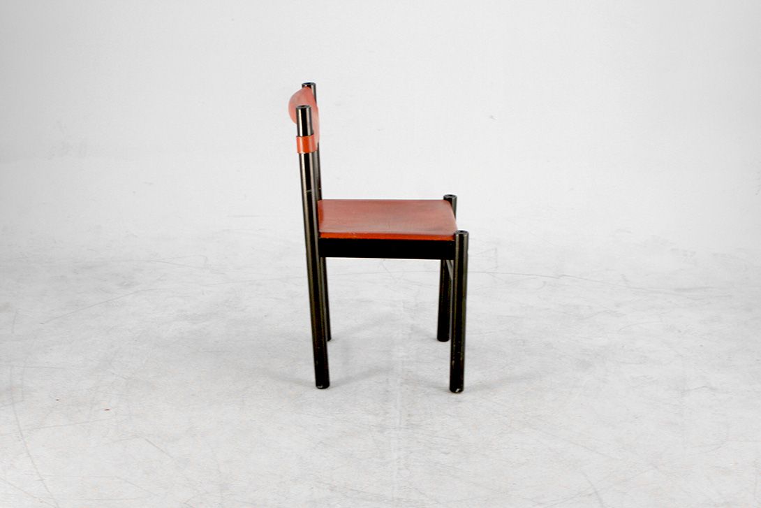 Foto Black Wood Based Antique Chair with Red Leather Seater and Backrest