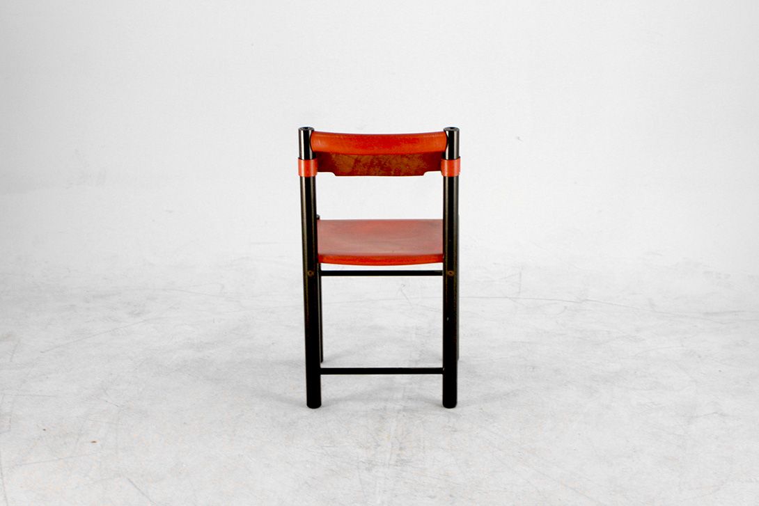 Foto Black Wood Based Antique Chair with Red Leather Seater and Backrest